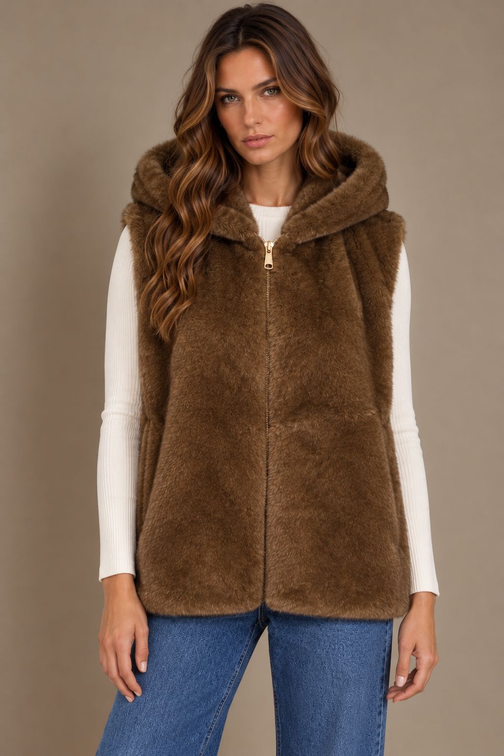THE VICTORIA FAUX-FUR HOODED GILET – BROWN Gilet onoxy 